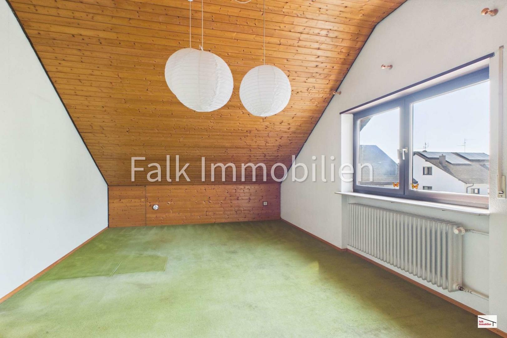 großes Zimmer Dachgeschoss