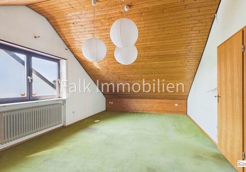 großes Zimmer Dachgeschoss