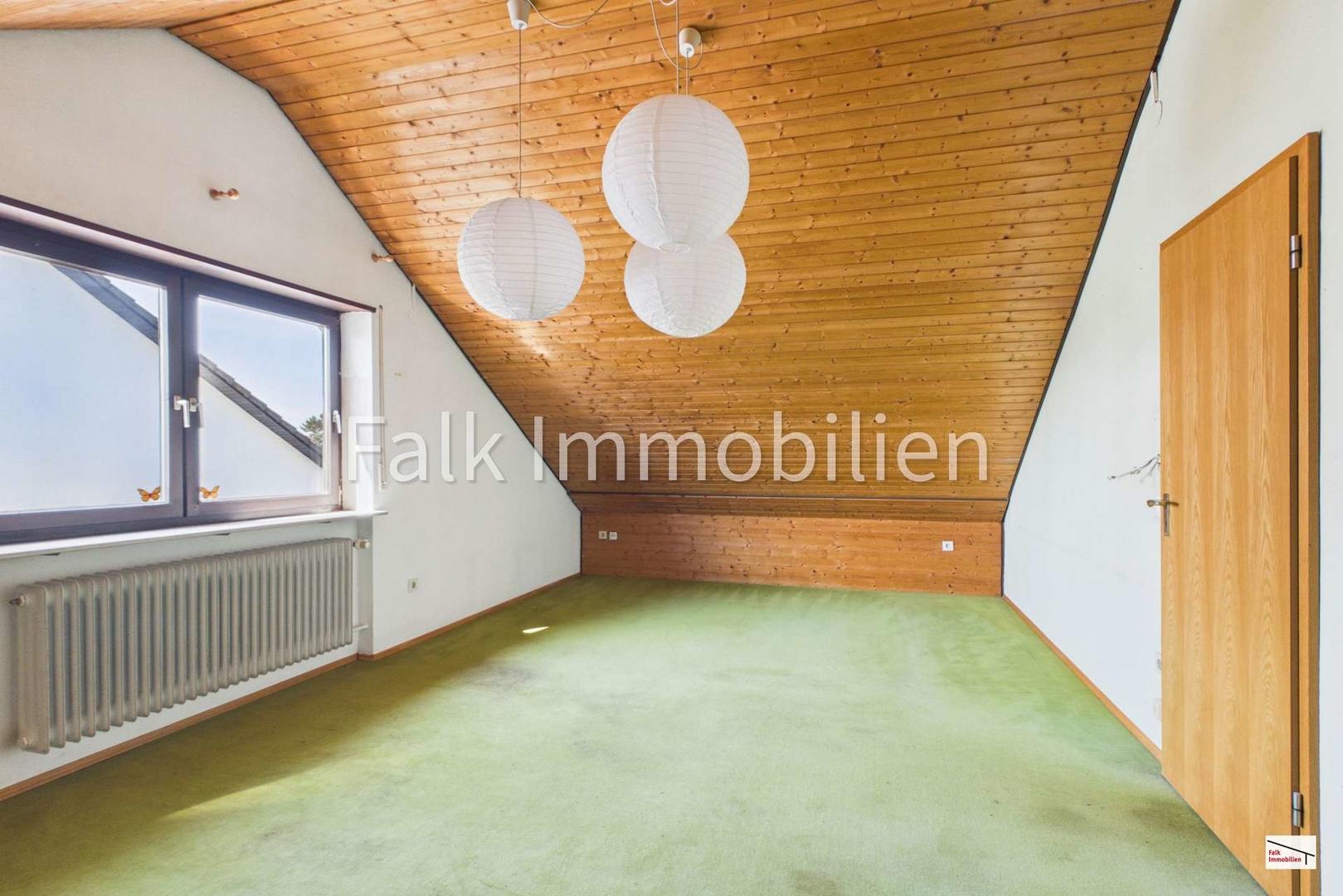 großes Zimmer Dachgeschoss