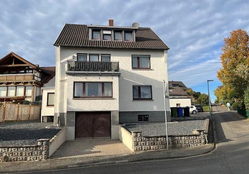 Ansicht vorne mit Garage