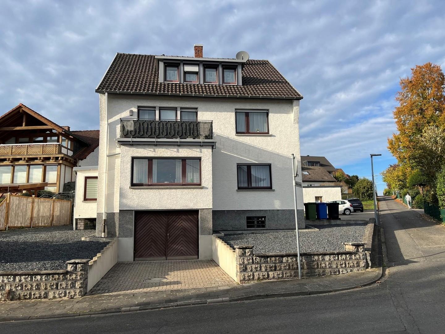 Ansicht vorne mit Garage