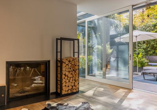Glasfront und Kamin - Wohlfühlen zu jeder Jahreszeit.
