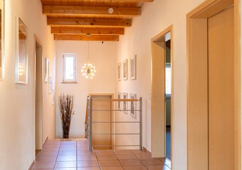 Stilvolles Einfamilienhaus mit traumhaftem Ausblick, Doppelgarage & Vollunterkellerung