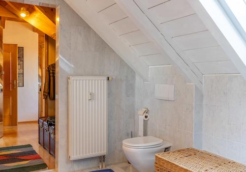 Wohnen über dem See – Charmante Maisonettewohnung mit Alpenpanorama