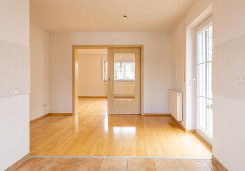 Großzügiges 3(-4) Familienhaus mit Garten, 4 Balkonen und vielseitigem Maisonettewohnung 