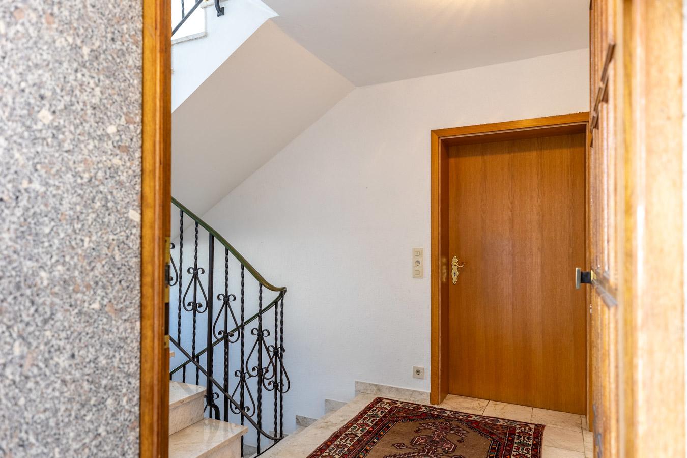 Großzügiges Zweifamilienhaus mit Ausbaureserve auf sonnigem Traumgrundstück in Großaitingen