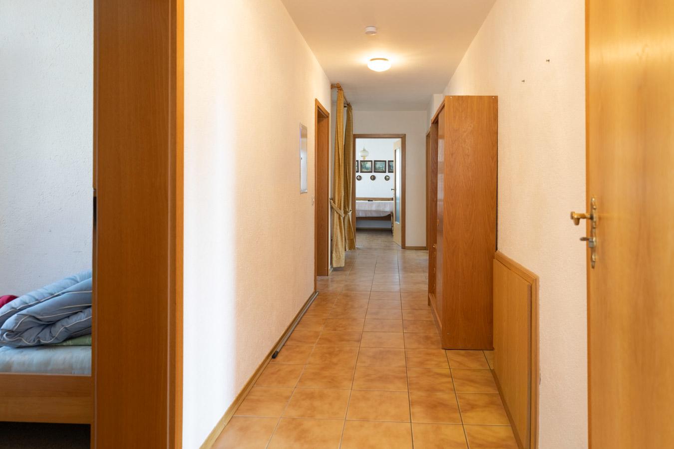 Großzügiges Zweifamilienhaus mit Ausbaureserve auf sonnigem Traumgrundstück in Großaitingen