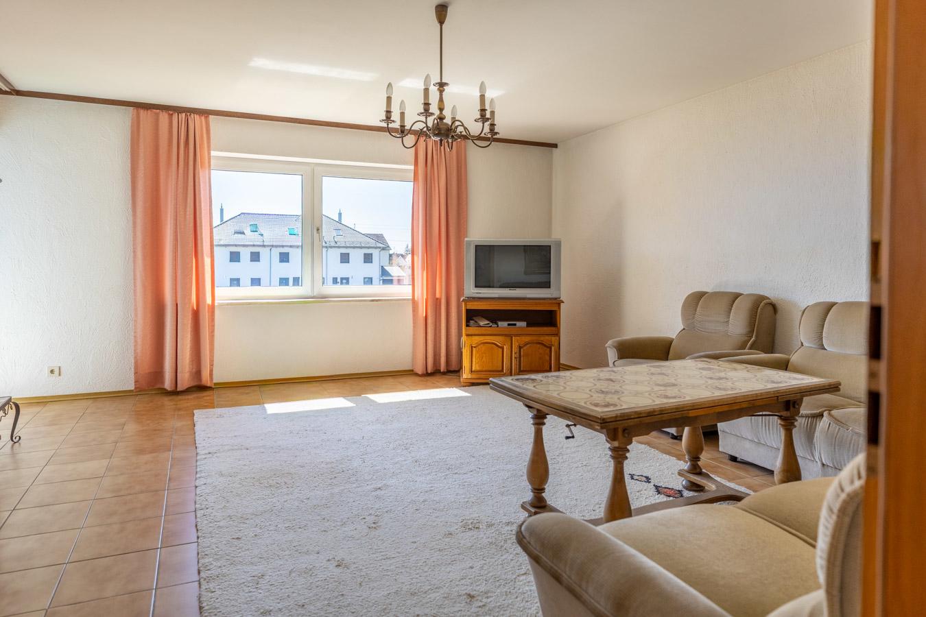 Großzügiges Zweifamilienhaus mit Ausbaureserve auf sonnigem Traumgrundstück in Großaitingen