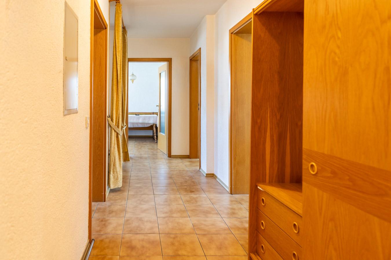 Großzügiges Zweifamilienhaus mit Ausbaureserve auf sonnigem Traumgrundstück in Großaitingen