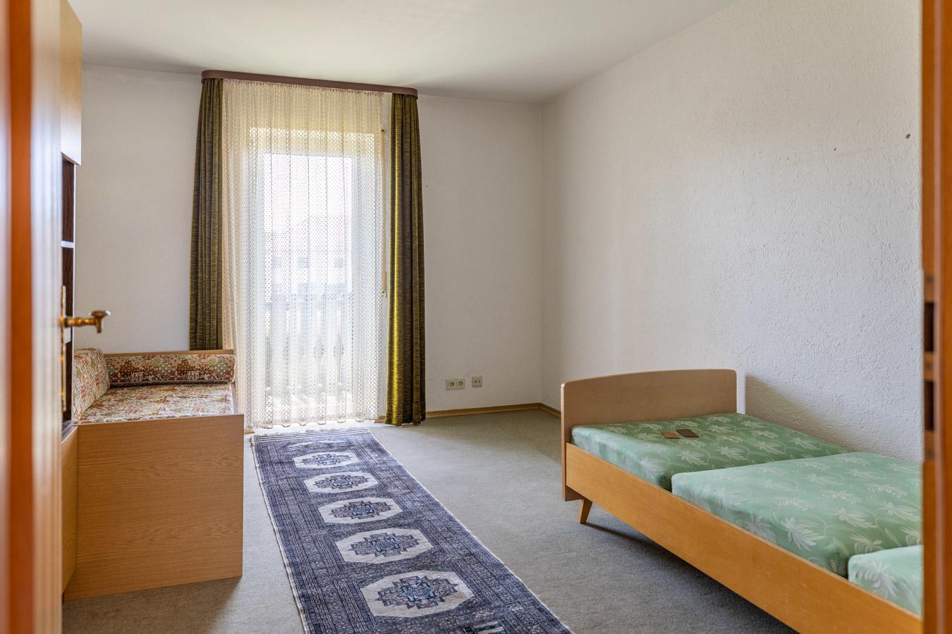 Großzügiges Zweifamilienhaus mit Ausbaureserve auf sonnigem Traumgrundstück in Großaitingen