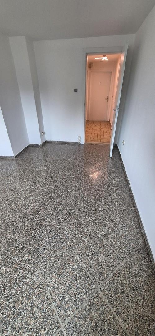 Blick vom Wohnzimmer-> Flur