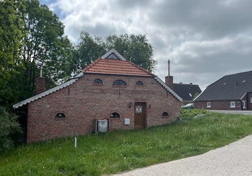 Giebel m. Ansicht zur Straße
