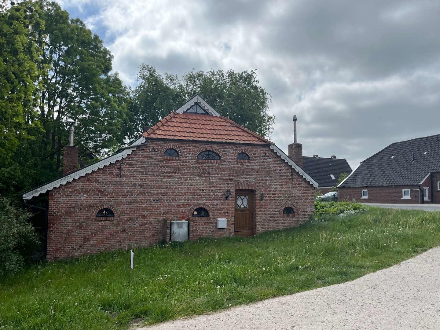 Giebel m. Ansicht zur Straße