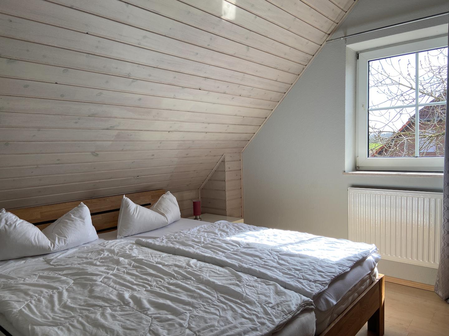 Ein helles, geräumiges Zimmer