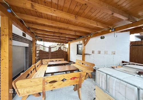 Überdachte Gartenterrasse