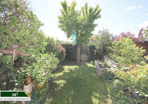 Ruheoase im Grünen mit u. a. mit Kirschbaum