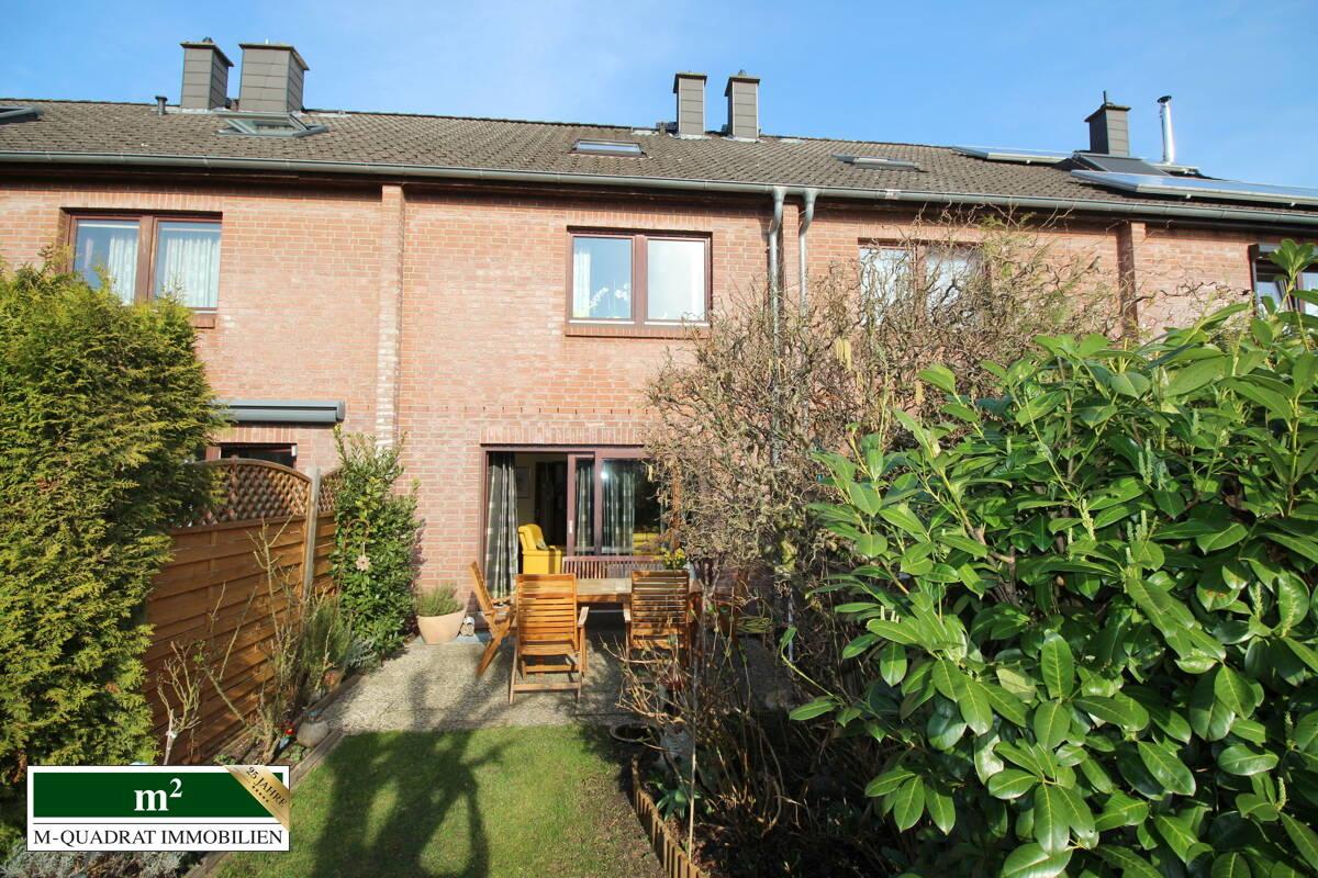 Gartenblick auf Terrasse u. Reihenmittelhaus