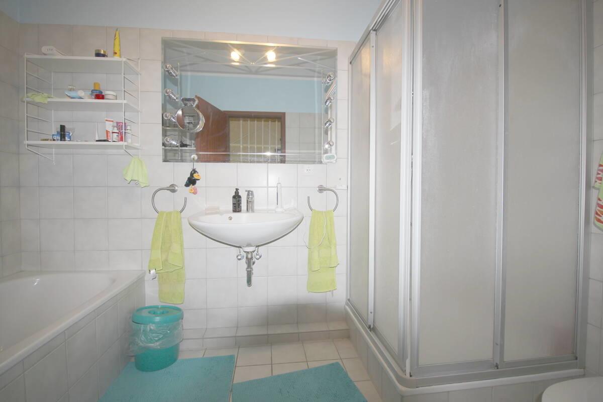 Hauptbad mit Wanne u. Dusche OG
