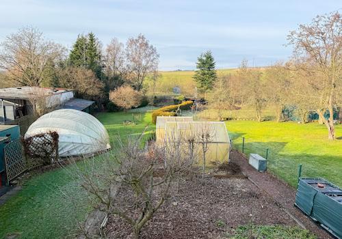 Gartenansicht mit Pool unter der Kuppel