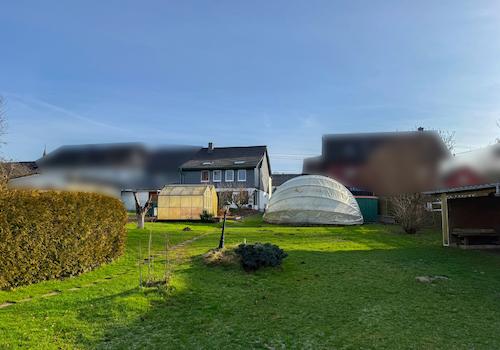 Gartenansicht mit Pool unter der Rundkuppel