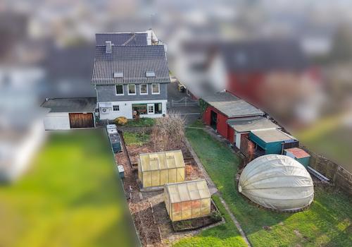 Gartenansicht mit Pool unter der Rundkuppel