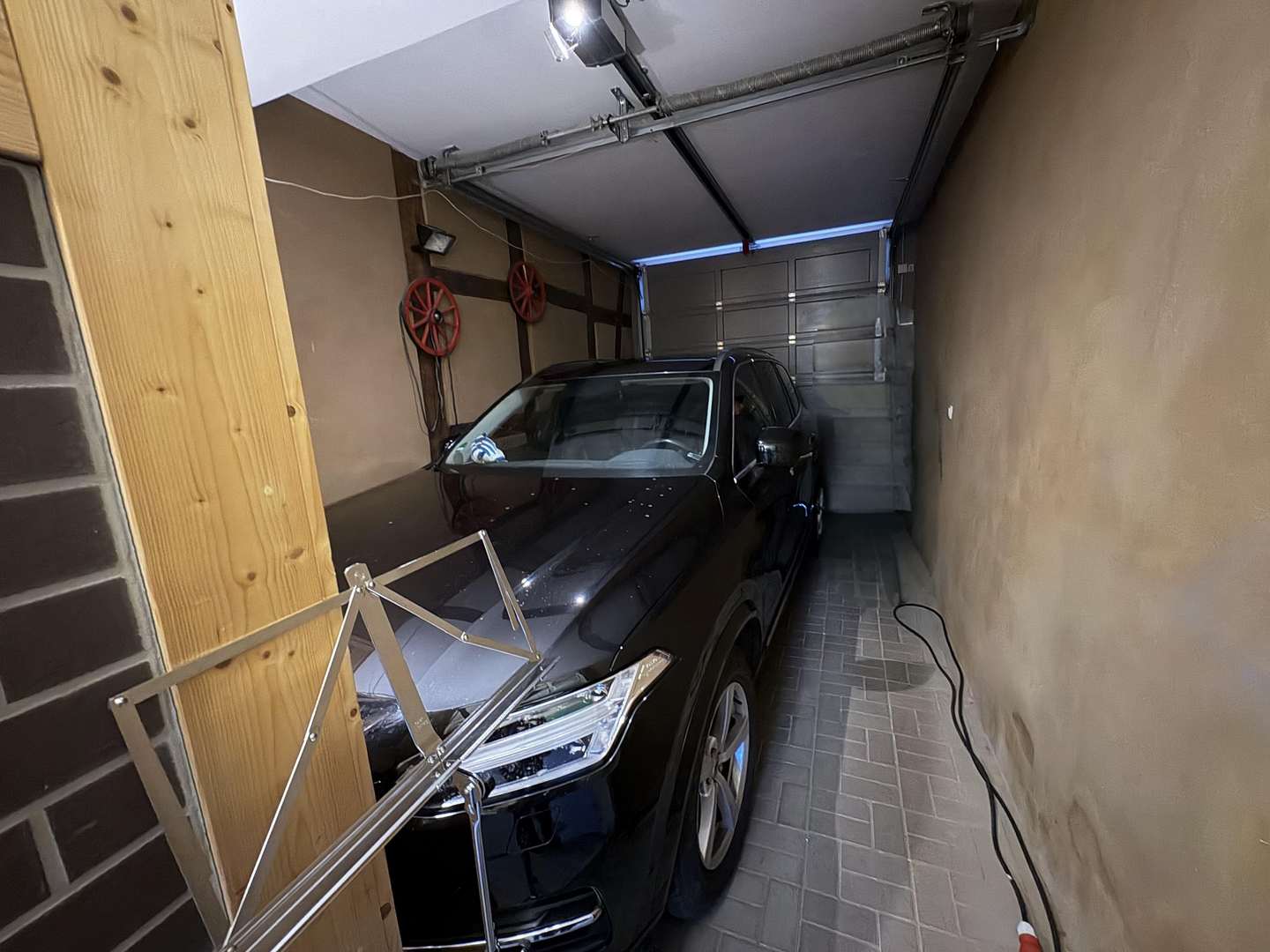 Garage mit elektr. Rolltor