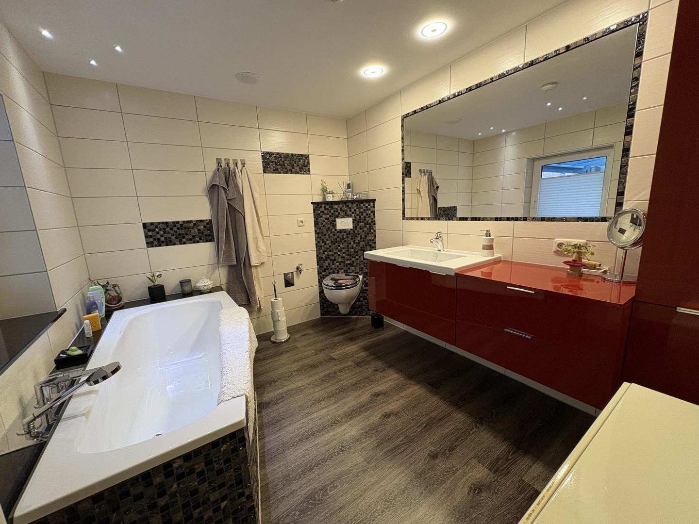 Badezimmer 1 in Wohnung 1 mit Wanne