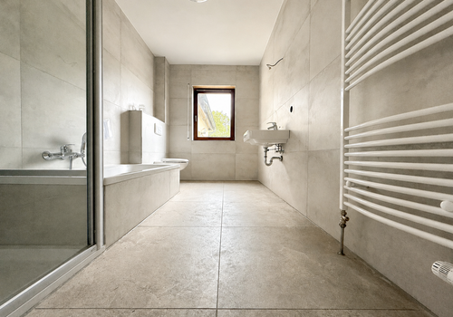 Bad mit Badewanne und Dusche