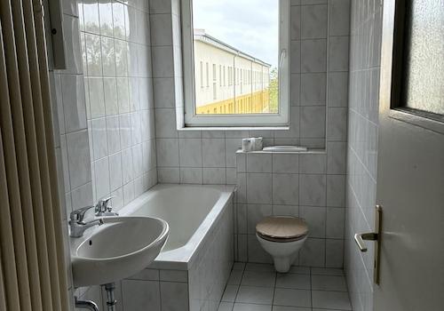 Helles Wannenbad mit Fenster