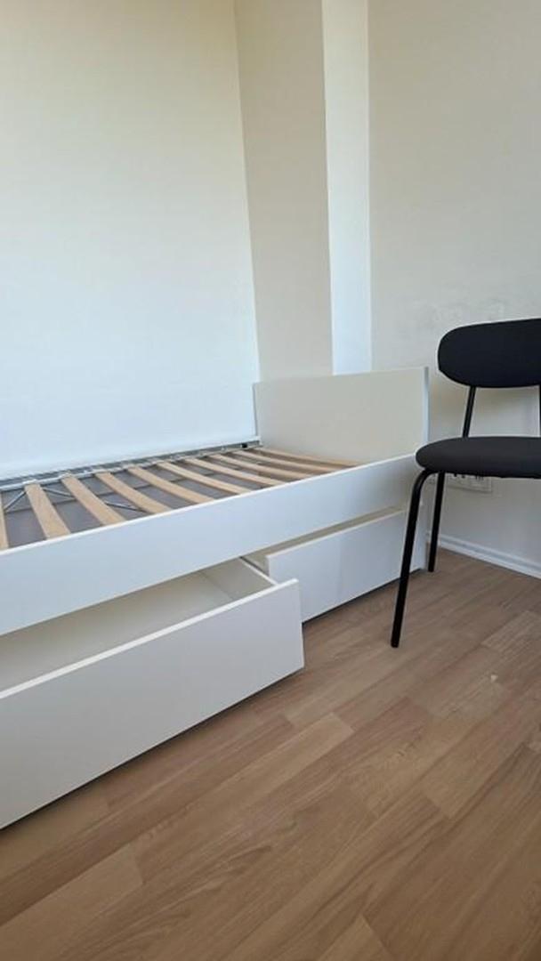 Bett mit Schubladen