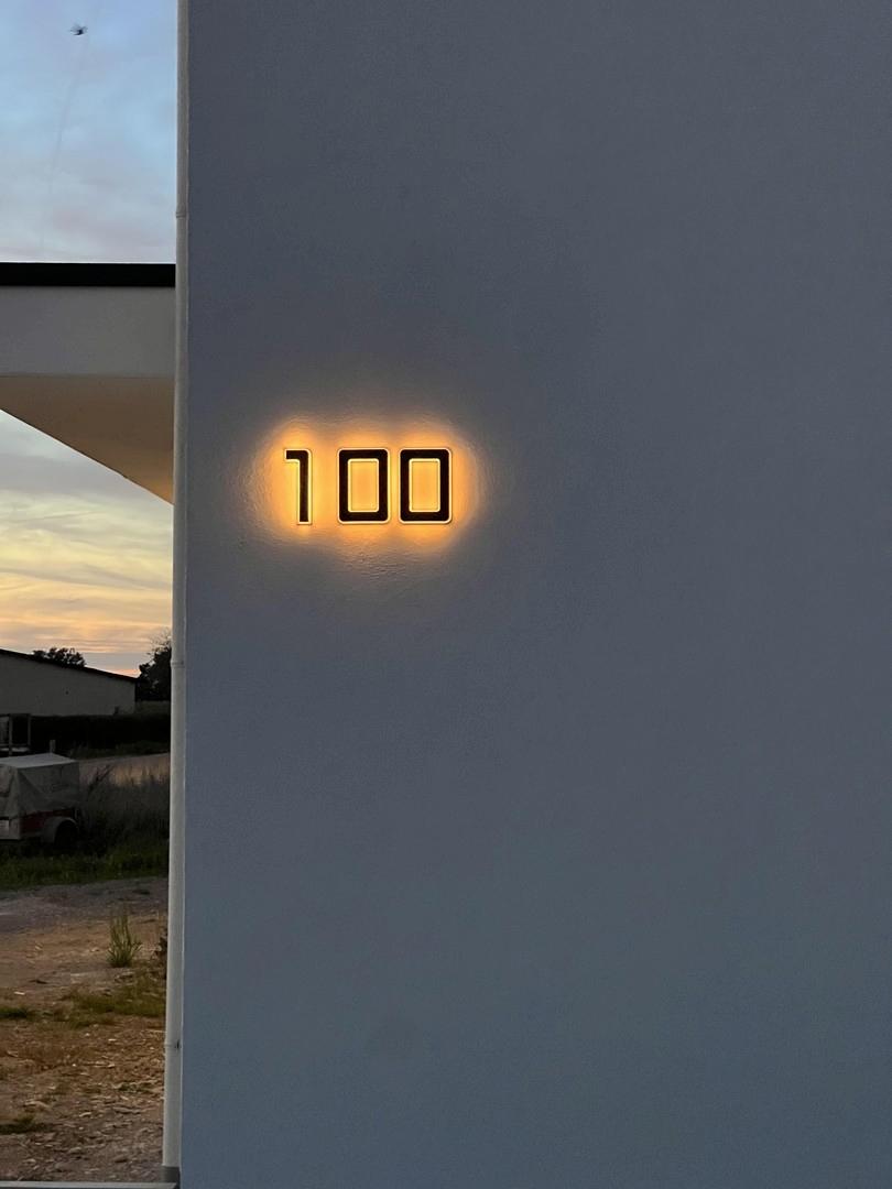 Hausnummer beleuchtet