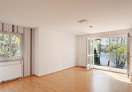 Wohnzimmer mit Balkon