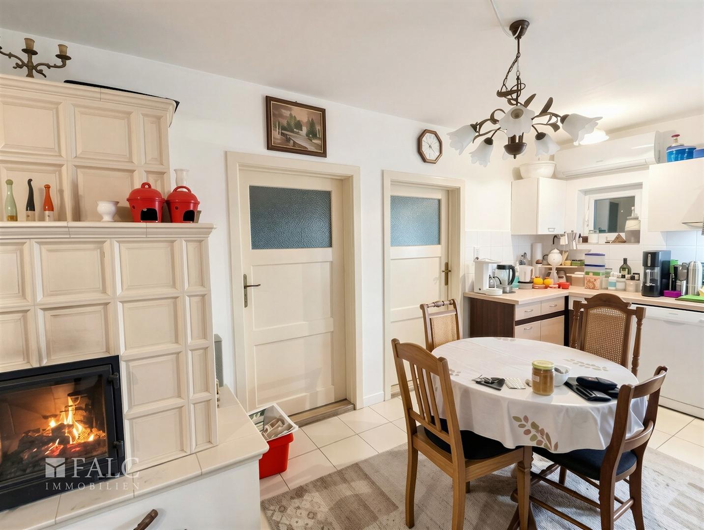 Küche mit schönen Kachelofen - (KI generiert)