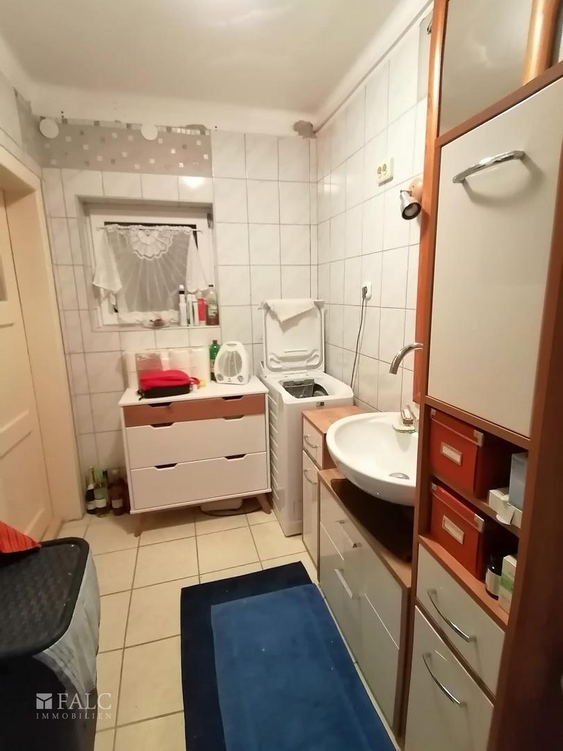 Badezimmer mit Dusche und Toilette