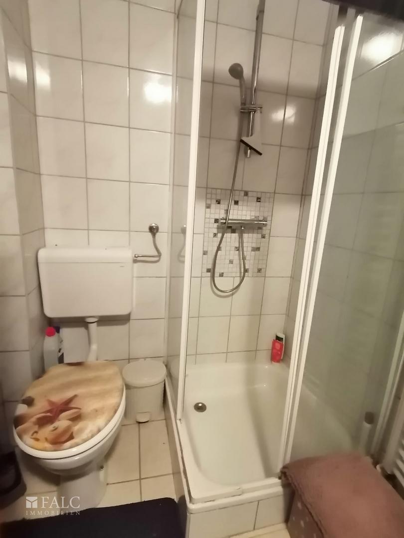 Badezimmer mit Dusche und Toilette2