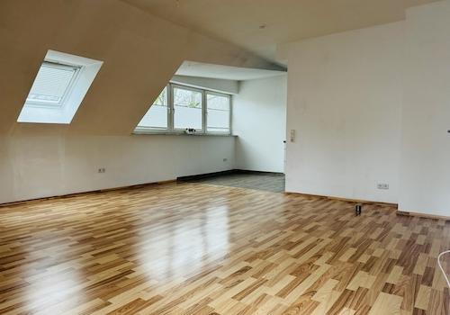 Blick Wohnzimmer in die Küche
