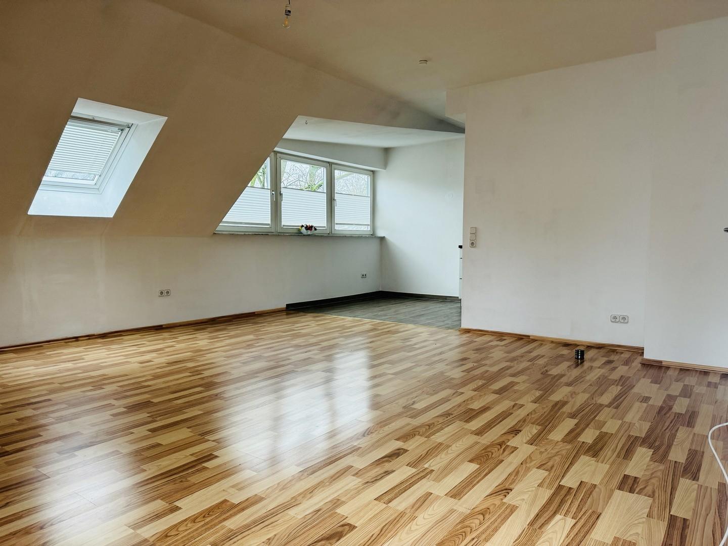 Blick Wohnzimmer in die Küche