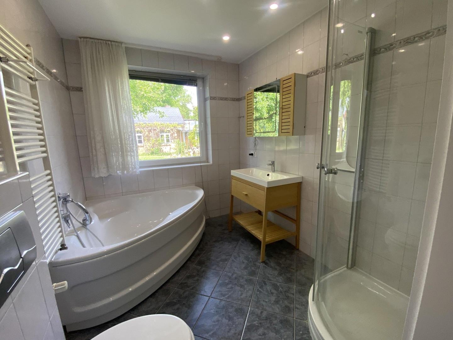Bad mit Badewanne und Dusche