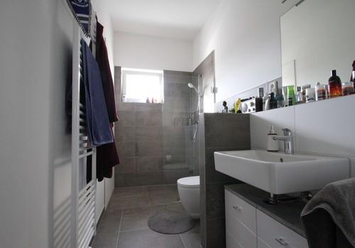 Bad mit begehbarer Dusche