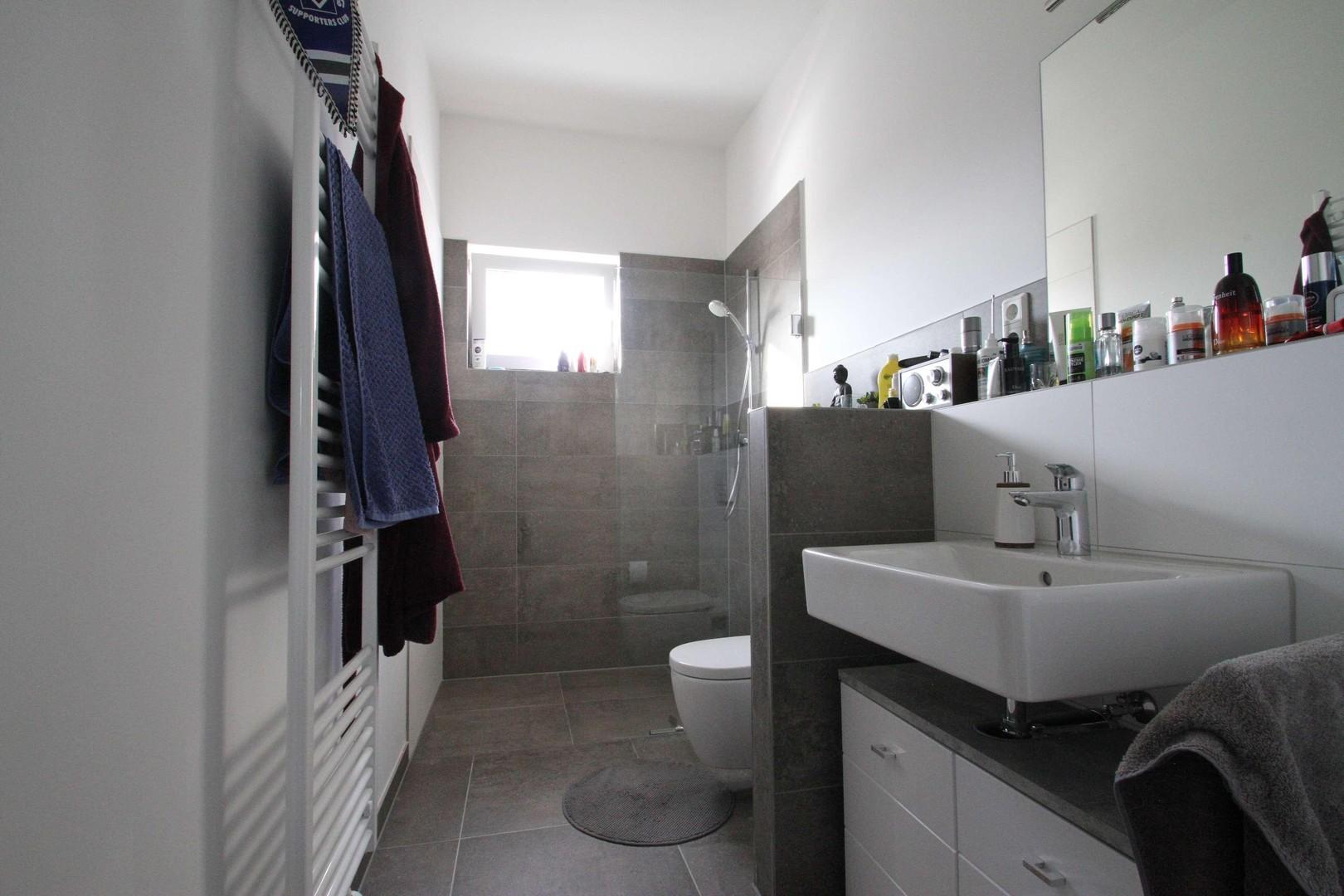 Bad mit begehbarer Dusche