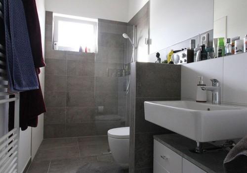 Bad mit begehbarer Dusche