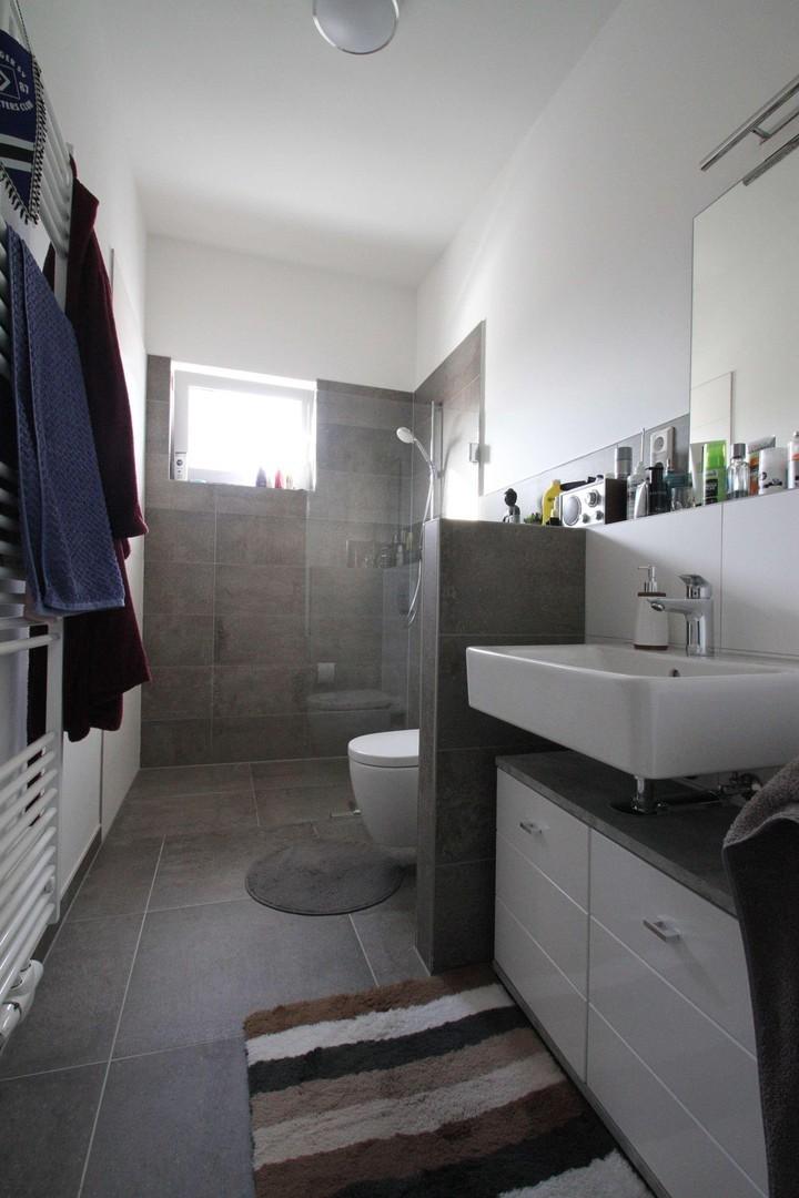 Bad mit begehbarer Dusche