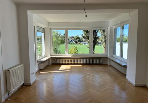 Wohnzimmer mit Erker und Ausgang ..., EG