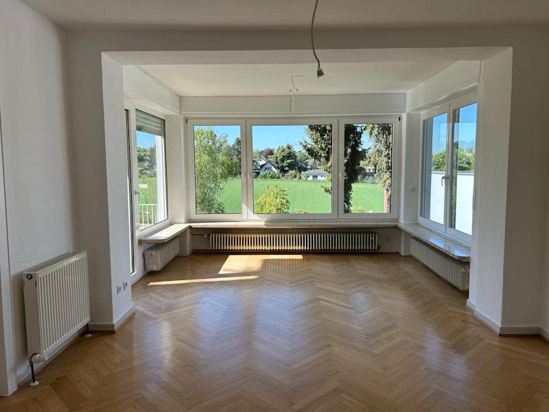 Wohnzimmer mit Erker und Ausgang ..., EG