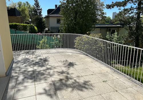... zum Balkon mit ...