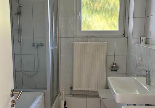 Tageslichtbad mit Dusche und Wanne
