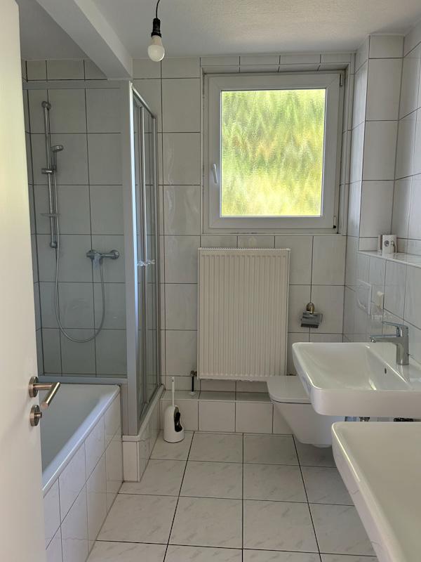 Tageslichtbad mit Dusche und Wanne