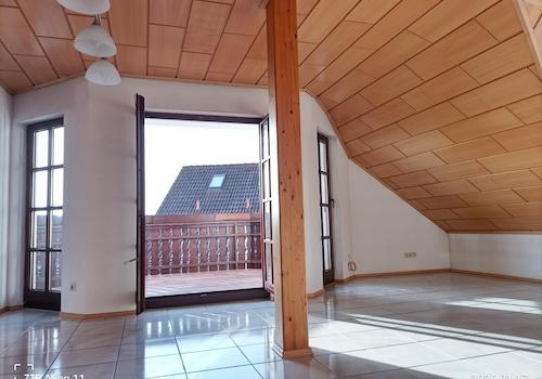 Wohnzimmer mit Zugang Balkon
