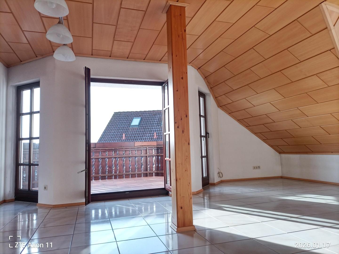 Wohnzimmer mit Zugang Balkon