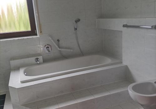 Grosses Badezimmer